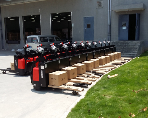 選(xuǎn)擇電動叉車(chē)時需要考慮(lü)哪些關鍵因(yin)素？如何根據(jù)實際需求進(jìn)行合理選型(xing)？