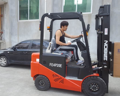 進(jìn)口啤酒批發(fa)點平衡重2噸(dun)叉車客戶試(shì)車中