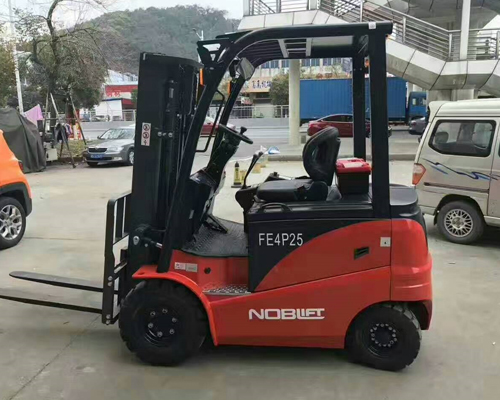 甯德(dé)時代新能源(yuan)批量平衡重(zhong)電動叉車交(jiāo)車