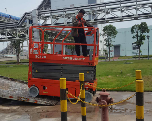 諾力剪叉(cha)式高空作業(yè)平台服役于(yu)莆田湄洲灣(wan)電廠