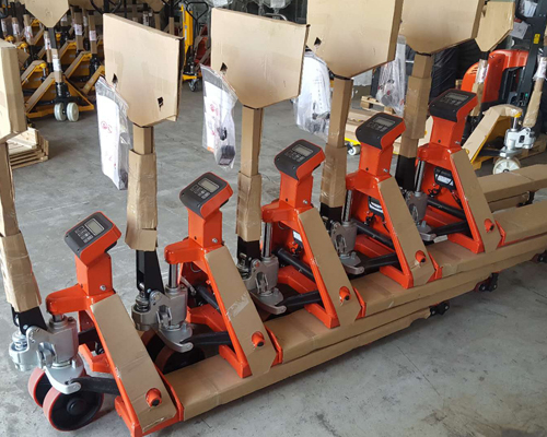 電(diàn)子秤叉車--某(mǒu)五色金屬回(hui)收廠諾力電(diàn)子秤搬運車(che)